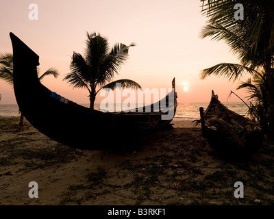 Zwei Kanus am Strand am Arabischen Meer, Kerala, Indien Stockfoto