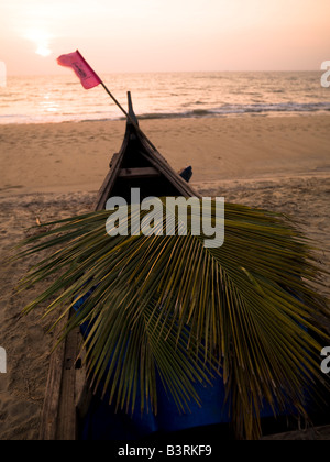 Ein Kanu am Strand am Arabischen Meer, Kerala, Indien Stockfoto