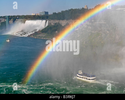 Kanada, Ontario, Niagarafälle, Mädchen der Nebel Tour Boot nähert sich die amerikanischen Wasserfälle mit einem Regenbogen Stockfoto