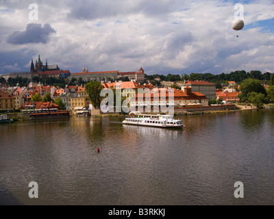 Ballon über die Vltava (Moldau) und Stadt Panorama von Charles Bridge Prag Tschechien gesehen Stockfoto