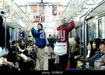 Pendler in der Tokyo Metro (U-Bahn) - Tokio, Japan Stockfoto