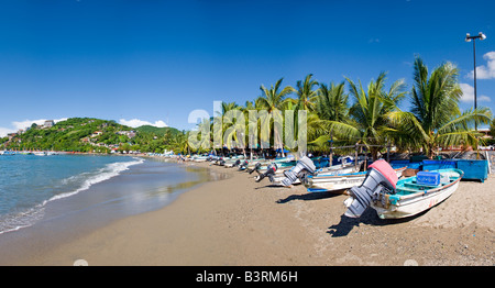 Strand mit Fischerbooten auf Playa Principal in Zihuatanejo, Mexiko Stockfoto