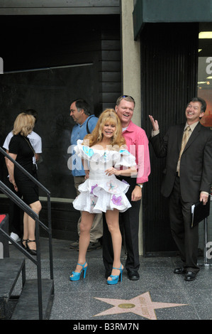 Beliebte komödiantischen und musikalische Darsteller Charo erscheint bei Preisverleihung für Musikgruppe die Village People auf dem Hollywood Boulevard Stockfoto