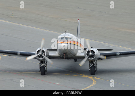 Altes Flugzeug Douglas DC-3 Dakota laufen auf dem Taxiway während der Arctic Thunder Airshow 2008 - Anchorage - Alaska-USA Stockfoto