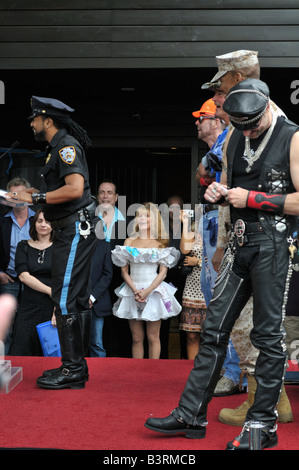 Die beliebte Disco-Gruppe Village People auf dem Podium in Hollywood einen Stern auf Hollywoods Walk of Fame bekommen Stockfoto