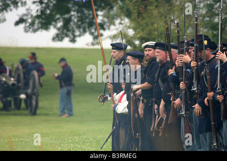 Unionssoldaten stramm im Feldlager Civil War Reenactment Stockfoto