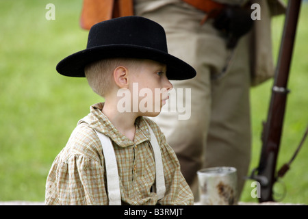 Ein Junge im 1850 s Outfit im Feldlager Civil War Reenactment Stockfoto