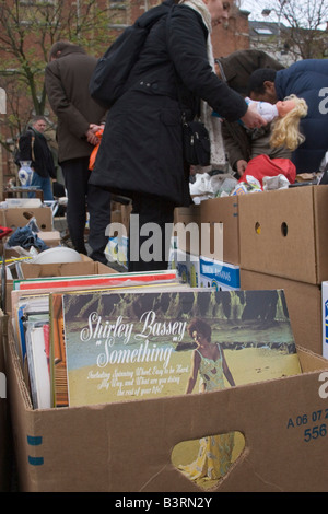 Place du Jeu de Balle täglich einen Flohmarkt verkauft eine breite Palette von neuen und gebrauchten Gegenstände, Marolles Viertel, Brüssel, Belgien Stockfoto