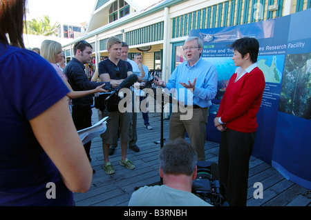 Australische Premierminister Kevin Rudd und Klima das Ministerium Penny Wong an Outdoor-Medienkonferenz Stockfoto