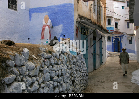 Menschen in Chefchaouen stolz jetzt malen ihre Häuser und Straßen, mit einer charakteristischen blauen Farbe. Stockfoto