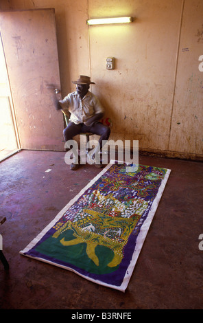 Aborigine-Künstler und Leinwand, Australien Stockfoto