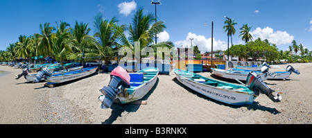 Strand mit Fischerbooten auf Playa Principal in Zihuatanejo Mexiko Stockfoto