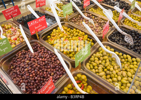 Eine Vielzahl von Oliven wird an einem Marktstand in Céret in Südfrankreich angeboten Stockfoto