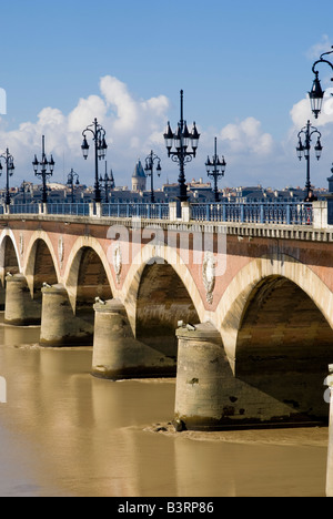 Europa Frankreich Bordeaux Gironde am Fluss Pont de Pierre Stockfoto