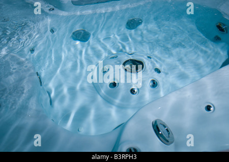 Eine Nahaufnahme eines Jacuzzi mit seinen Düsen und glitzerndem Wasser Stockfoto