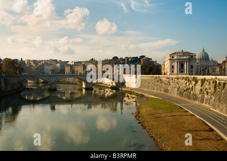 Ponte Vittorio Emanuele über Fluss Tiber mit Vatikanstadt im Hintergrund, Rom Italien Stockfoto