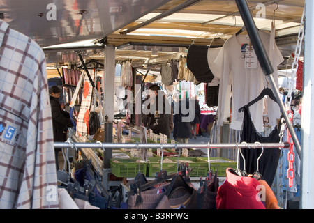 Ein hellen Morgen um MIDI-Markt, einem von Europas größten Märkte unter freiem Himmel statt jeden Sonntag in der Nähe von Gare du Midi in Brüssel Belgien Stockfoto