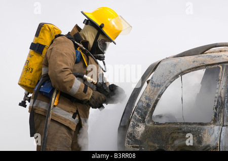 Glück gehabt für den Fahrer dieses Autos wie es ging in Flammen auf einem abgelegenen Feldweg in Schottland. Stockfoto