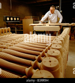 ARBEITER HAT DEN ENDSCHLIFF, EIN STÜCK MÖBEL, PENNSYLVANIA HAUS MÖBELFIRMA, LEWISBURG, PENNSYLVANIA, USA Stockfoto