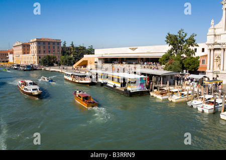 Moderrn Hauptbahnhof und den Grand Canal in Venedig in Italien, stoppen wo Wassertaxis, um Sie ab dem Hotel nehmen Stockfoto