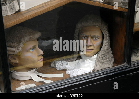 Barristers Perücken in einem Fenster in der Nähe von Lincoln' s Inn Fields in Holborn London England Stockfoto