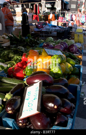 Ein hellen Morgen um MIDI-Markt, einem von Europas größten Märkte unter freiem Himmel statt jeden Sonntag in der Nähe von Gare du Midi in Brüssel Belgien Stockfoto