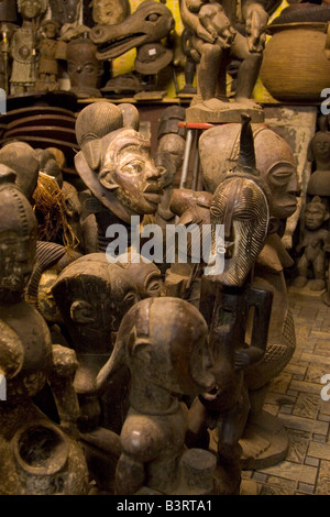 Exotische geschnitzten afrikanische Antiquitäten, darunter Masken Figuren Statuen auf Verkauf im Stadtteil Marolles auf rue Blaes in Brüssel Belgien Stockfoto