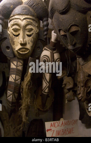 Exotische geschnitzten afrikanische Antiquitäten, darunter Masken Figuren Statuen auf Verkauf im Stadtteil Marolles auf rue Blaes in Brüssel Belgien Stockfoto