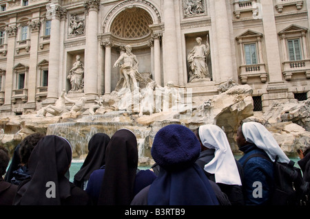 Eine Gruppe katholischer Nonnen besucht den Brunnen Fontana di Trevi im Barockstil in Rom, Italien Stockfoto