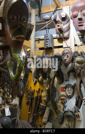 Exotische geschnitzten afrikanische Antiquitäten, darunter Masken Figuren Statuen auf Verkauf im Stadtteil Marolles auf rue Blaes in Brüssel Belgien Stockfoto