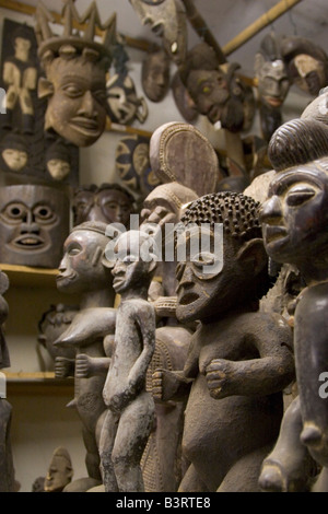 Exotische geschnitzten afrikanische Antiquitäten, darunter Masken Figuren Statuen auf Verkauf im Stadtteil Marolles auf rue Blaes in Brüssel Belgien Stockfoto