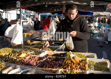 Ein hellen Morgen um MIDI-Markt, einem von Europas größten Märkte unter freiem Himmel statt jeden Sonntag in der Nähe von Gare du Midi in Brüssel Belgien Stockfoto