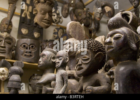 Exotische geschnitzten afrikanische Antiquitäten, darunter Masken Figuren Statuen auf Verkauf im Stadtteil Marolles auf rue Blaes in Brüssel Belgien Stockfoto