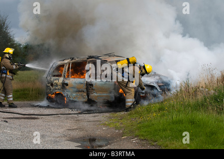 Glück gehabt für den Fahrer dieses Autos wie es ging in Flammen auf einem abgelegenen Feldweg in Schottland. Stockfoto