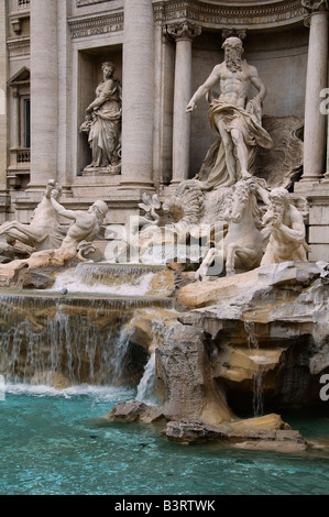 Geschnitzte Figuren am Fontana di Trevi-Brunnen, entworfen vom italienischen Architekten Nicola Salvi im Barockstil in Rom-Italien Stockfoto