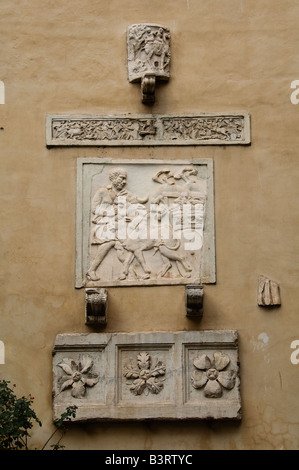 Wand mit Sammlung von antiken Steinrelief in einem Innenhof, Rom Italien Stockfoto