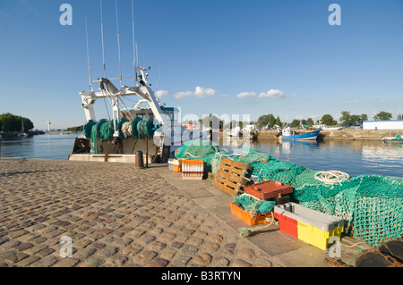 Fischernetz und Trawler Honfleur Calvados Normandie Frankreich Stockfoto