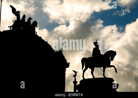 Silhouette von Statuen vor und auf der Oberseite des Palazzo Senatorenpalast Tabularium, die Kapitolischen Museen auf der Piazza del Campidoglio, Rom Italien Stockfoto