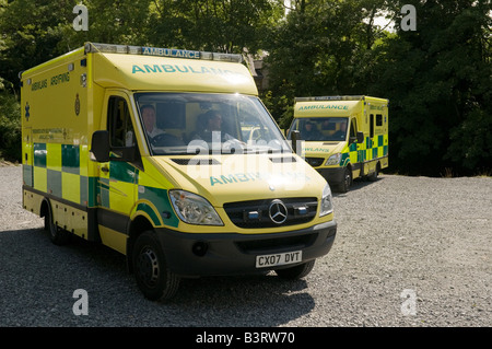 Zwei gelbe Welsh Rettungsdienst Krankenwagen Stockfoto