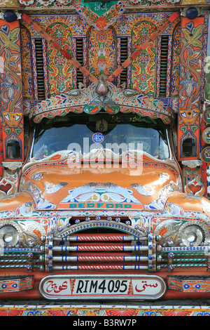 Lastwagen auf dem Karakorum Highway in Pakistan. Stockfoto