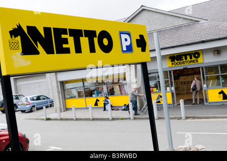 Netto billige Rabatt Essen Shop Supermarkt außen Caernarfon Wales UK Stockfoto