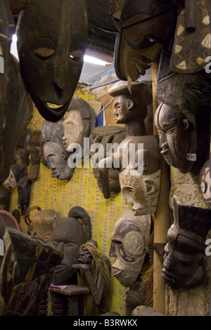 Exotische geschnitzten afrikanische Antiquitäten, darunter Masken Figuren Statuen auf Verkauf im Stadtteil Marolles auf rue Blaes in Brüssel Belgien Stockfoto