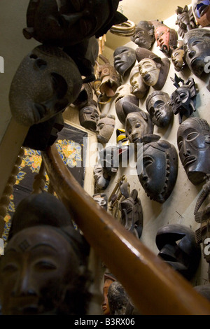 Exotische geschnitzten afrikanische Antiquitäten, darunter Masken Figuren Statuen auf Verkauf im Stadtteil Marolles auf rue Blaes in Brüssel Belgien Stockfoto