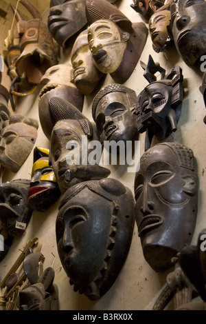 Exotische geschnitzten afrikanische Antiquitäten, darunter Masken Figuren Statuen auf Verkauf im Stadtteil Marolles auf rue Blaes in Brüssel Belgien Stockfoto