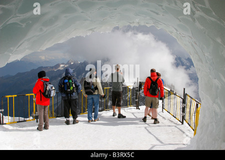 Touristen genießen Sie die spektakuläre Landschaft auf dem Gipfel der Aiguille du Midi in der Nähe von Chamonix Mont Blanc, die Alpen, Frankreich Stockfoto