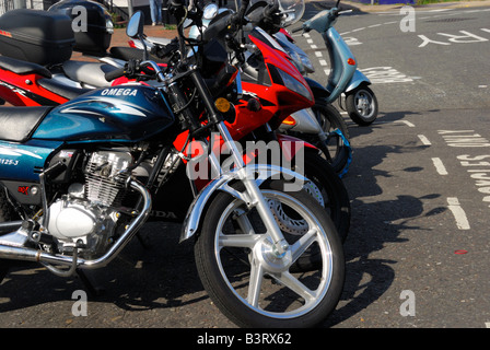 Motorräder und Roller in einer Parkbucht Stockfoto