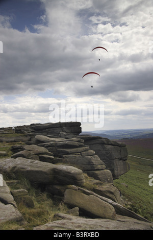 Gleitschirme auf Stanage Edge Stockfoto