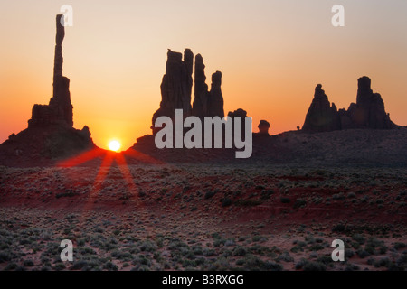 Sonnenaufgang am Yei Bi Chei Felsen im Monument Valley, Arizona Stockfoto