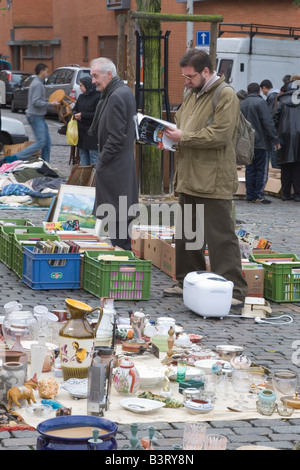 Place du Jeu de Balle täglich einen Flohmarkt verkauft eine breite Palette von neuen und gebrauchten Gegenstände, Marolles Viertel, Brüssel, Belgien Stockfoto