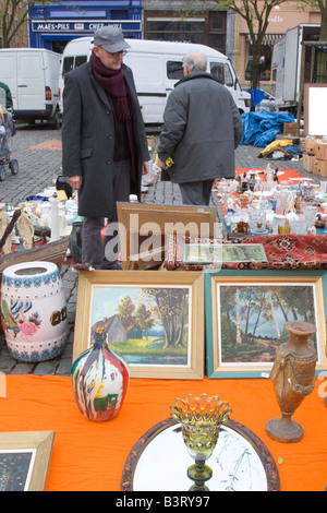 Place du Jeu de Balle täglich einen Flohmarkt verkauft eine breite Palette von neuen und gebrauchten Gegenstände, Marolles Viertel, Brüssel, Belgien Stockfoto
